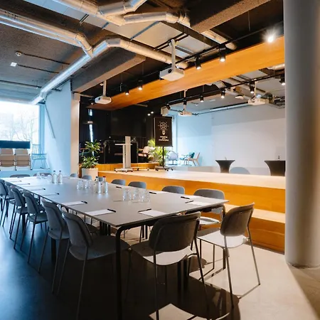 The Social Hub 3*
