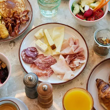 The Social Hub Отель 3*